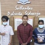 Ketiga pelajar asal Papua yang mendapat Surat Izin Mengemudi (SIM) dari Satlantas Polresta Sidoarjo.