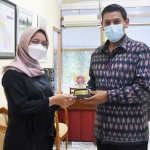 Alysia Meidina Savitri saat menerima cendera mata dari Wali Kota Kediri Abdullah Abu Bakar. foto: ist.