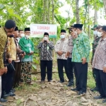 Kankemenag Kabupaten Tuban menyalurkan tanah wakaf untuk pembangunan masjid di Dusun Galoh, Desa Kedungjambe, Kecamatan Singgahan, Kabupaten Tuban, Kamis (13/1/22).