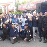 Garda Pemuda Nasdem foto bersama usai bagi-bagi takjil di GKB. foto: SYUHUD A/BANGSAONLINE