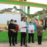 Presiden Jokowi memberikan pernyataan resmi dari samping mushola yang rusak akibat guncangan gempa di Desa Majang Tengah, Kecamatan Dampit, Kabupaten Malang.