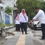 Wali Kota Kediri, Abdullah Abu Bakar, saat mengecek pengerjaan drainase. Foto: Ist