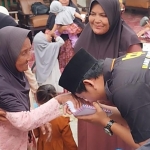 Koordinator Yayasan Bani Insan Peduli Kota Pamekasan, Dimas Maulana Sugianto, saat menyerahkan santunan usai pengajian berakhir. 