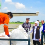 Gubernur Khofifah saat meninjau pelaksanaan OMC atau Operasi Modifikasi Cuaca. 
