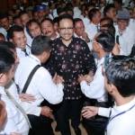 Wagub Jatim Saifullah Yusuf mendapat sambutan dari para kades usai memberikan materi pembekalan diklat buat Kepala Desa se-Jatim yang diselenggarakan di Badiklat Jatim, Balongsari SBY. (Nisa/BANGSAONLINE)