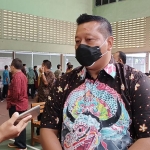 Ketua DPRD Kabupaten Kediri, Dodi Purwanto saat memberi keterangan kepada wartawan usai disuntik vaksin Covid-19. foto: MUJI HARJITA/ BANGSAONLINE