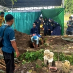 Proses pembongkaran makam pensiunan polisi di Jombang untuk dilakukan autopsi. Foto: AAN AMRULLOH/ BANGSAONLINE
