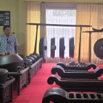 Petugas Disbudpar Bangkalan saat meninjau koleksi barang di Museum Cakraningrat usai puluhan barang dilaporkan hilang.