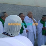 Prof Dr KH Asep Saifuddin Chalim, MA, tampak khusuk saat memimpin doa di Masjid Istijabah, Madinah, Kamis (5/1/2023). Foto: BANGSAONLINE