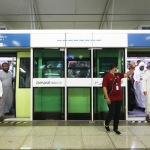 Seorang pengantar kereta api menunjukkan kepada jemaah haji di Metro dari Arafat ke Mina, pada haji.