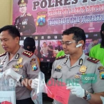 M, mantan Kades Banjarjo saat dirilis di Mapolres Tuban. foto: SUWANDI/ BANGSAONLINE