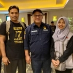 Makmun bersama Ketua KPU RI Arief Budiman di sela-sela nobar film Suara April di Tunjungan Plaza Surabaya.