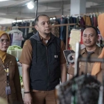 Kabag Administrasi Perekonomian Kota Kediri (nomor 2 dari kiri), Tetuko Erwin Sukarno, bersama tim saat meninjau pasar. Foto: Ist