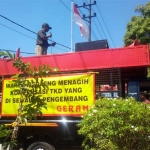 Aksi massa saat berorasi di depan kantor Kepala Desa Medaeng.