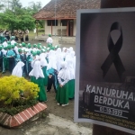 Para siswa MI Al-Falah Desa Pagu, Kediri, doa bersama untuk para korban tragedi Stadion Kanjuruhan, Malang. Foto: Ist.