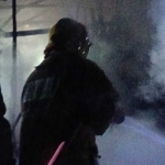 Petugas Damkar Kabupaten Kediri saat berusaha memadamkan api. Foto: Ist