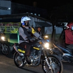 Dengan mengendarai sepeda motor, Kapolresta Sidoarjo Kombes Pol. Sumardji menuju Desa Pilang, Kecamatan Wonoayu. (foto: ist)