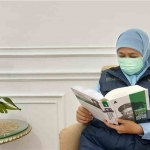 Khofifah Indar Parawansa membaca buku karangan pendiri NU dan Pesantren Tebuireng Hadratussyaikh KH M Hasym Asy