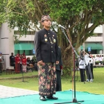 Bupati Bangkalan, Lukman Hakim saat memimpin upacara peringatan Hari Jadi Pemkab Bangkalan. (Ist)
