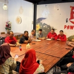 Ketua DPC PDIP Gresik Fandi Akhmad Yani bersama jajaran pengurus saat rapat konsolidasi. foto: ist.
