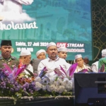 Habib Syech Bin Abdul Qodir Assegaf (kanan) saat memimpin Bawean bersholawat. Foto: Ist
