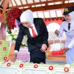 Khofifah Indar Parawansa saat ziarah dan tabur bunga di makam Pahlawan Nasional, sekaligus Gubernur Pertama Jawa Timur, RMTA Soerjo.