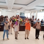 SRPB Jatim bersama relawan organisasi penanggulangan bencana Tuban saat acara pelatihan jurnalistik dan kehumasan.