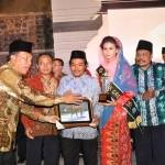 AWARD. Bupati Gresik Sambari memberikan penghargaan Sunan Giri Award (SGA) tahun 2014. foto : syuhud/bangsaonline