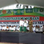 Suasana apel pernyataan sikap PCNU Trenggalek kepada kiai dan Negara Kesatuan Republik Indonesia terkait radikalisme dan tolak khilafah di alun-alun. foto: HERMAN/ BANGSAONLINE