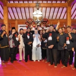 Calon Wakil Bupati Kediri nomor urut 2, Dewi Mariya Ulfa, ketika bersama para seniman dan budayawan. Foto: Ist