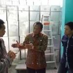 CEK LOGISTIK: Pj Bupati Sidoarjo Jonathan Judyanto saat memantau kesiapan logistik Pilbup Sidoarjo 2015, di Kantor KPU Sidoarjo Jl Cemengkalang Sidoarjo, Rabu (4/11/2015) lalu. foto: musta