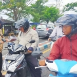 Pengurus Kwarran Gerakan Pramuka Kecamatan Kota Sumenep saat membagikan masker gratis kepada para pengguna jalan raya.