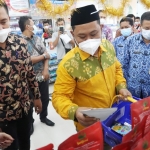 Bupati Gus Yani didampingi Kadiskop Agus Budiono saat melihat produk UMKM yang dijual di Indomaret. foto: SYUHUD/ BANGSAONLINE