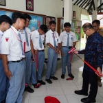 Pj Wali Kota Batu saat menyerahkan bantuan alat olahraga di SMAN 2.