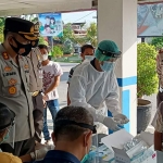 Kapolres AKBP Lukman Cahyono (kiri) dan Kasatlantas AKP Bobby Muhammad Zulfikar (kanan) memantau langsung pelaksanaan rapid test antigen di Pos Mengkreng, Kecamatan Purwoasri, Kabupaten Kediri. foto: MUJI HARJITA/ BANGSAONLINE