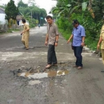Banyak jalan di wilayah Kabupaten Blitar yang rusak.