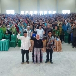Sullamul Hadi Nurmawan, Anik Maslahah, dan Syaikhul Islam bersama para relawan.