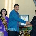 Wali Kota Kediri Abdullah Abu Bakar saat menerima penghargaan dari MURI atas busana kebaya terbanyak di indonesia. foto: arif kurniawan/ BANGSAONLINE