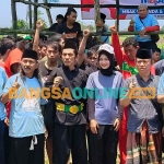 Calon Wali Kota Kediri nomor urut 1, Vinanda Prameswati, bersama para pendekar silat. Foto: MUJI HARJITA/BANGSAONLINE