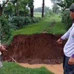 Tim Siaga Bencana Desa Jati saat mengecek tanggul Sungai Kolokoso yang jebol. Foto: Ist