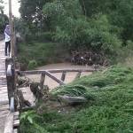 RUSAK. Jembatan rusak di Desa Samberan, Kecamatan Kanor, Kabupaten Bojonegoro karena diterjang banjir. foto : eki nurhadi/bangsaonline