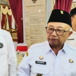 Bupati Blitar Rijanto didampingi Wakil Bupati Beky saat memberikan keterangan terkait penggunaan sound system dalam acara karnaval.