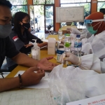 Rapid test yang digelar Bawaslu Kota Suarabaya di 31 kecamatan secara serentak. (foto: ist).