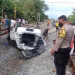 Kondisi mobil Toyota Agya setelah alami kecelakaan saat menyebrang di perlintasan kereta api di Desa Bancong, Wonoasri, Kabupaten Madiun, Minggu (11/9/2022)