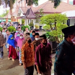 Ratusan warga Trenggalek saat datang di acara open house di Pendopo Kabupaten Trenggalek. (foto: HERMAN/ BANGSAONLINE)