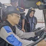 Dinas Perhubungan Kota Batu saat melakukan uji kelayakan atau ramp check salah satu bus.