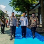  Bupati Kediri Hanindhito Himawan Pramana (kanan) dan Kapolres Kediri AKBP Bramastyo Priaji saat berjalan bersama Wakil Ketua MKD DPR RI, H. Adang Daradjatun.  (Ist)