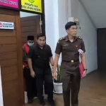 Ketua BPD Roomo Nurhasyim saat dibawa ke Rutan Banjarsari, Kecamatan Cerme. Foto: Ist.