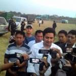 Kasatreskrim Polres Kediri saat jumpa pers di lokasi tambang ilegal. foto: dendi martoni/BANGSAONLINE