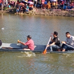 Tim KWG yang terdiri dari Miftahul Arif, M. Sugiyono, M.Khoiron dan Didik Cahyono, saat bertanding lomba dayung perahu di Waduk Desa Gredek, Kecamatan Duduksampeyan. foto: SYUHUD/BANGSAONLINE